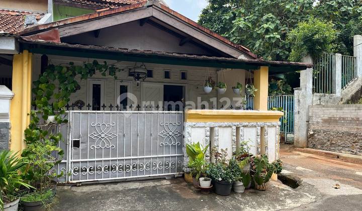 Flood-Free Hook House in Jatibening, Close to LRT and Toll Road 2