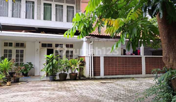 Rumah hoek, 2 lantai Kebayoran Baru, Jakarta Selatan