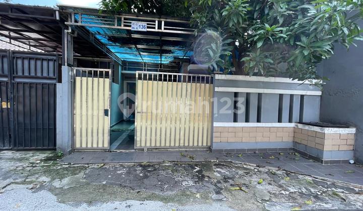 Nice, green, quiet, cool, cheap house, fast sale. Close to Simatupang Toll Road. 2
