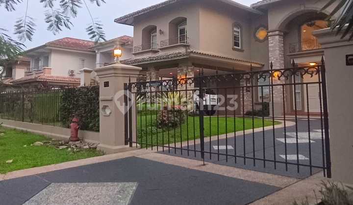 Rumah Mewah Hoek di Boulevard Palem Raya - Lippo Karawaci