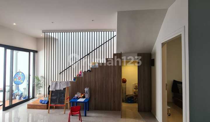 Rumah Modern Minimalis, Minim Renovasi. Bangunan Baru. Siap Huni Di Kawasan Wiyung. Surabaya Barat 2