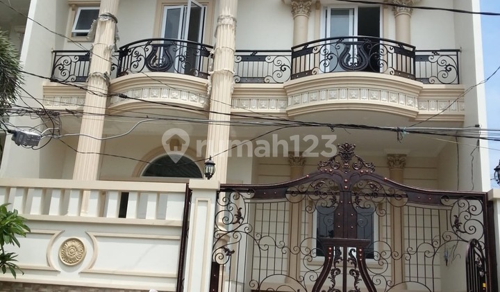 Dijual Rumah Muara Karang. Luas 10X18. 3 Lantai Full, Furnish