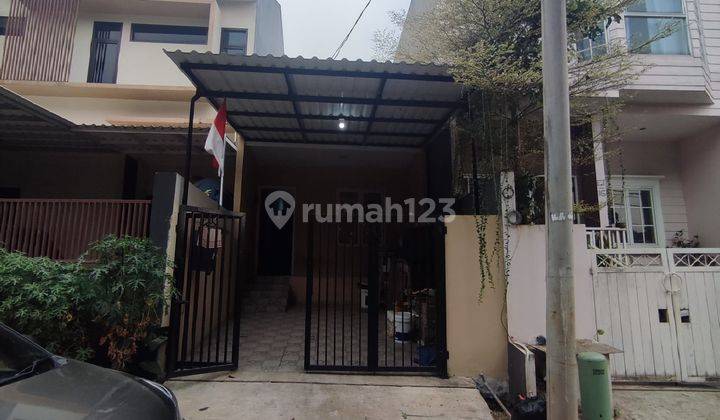 Rumah Depan Taman di Regensi Melati Mas 1