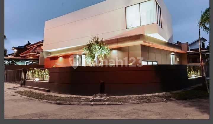 Rumah moderen minimalis bangunan mandiri di Kencana Loka BSD
