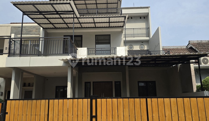Rumah 3 Lantai 5 Kamar Tidur Dekat Sekolah di Bsd City