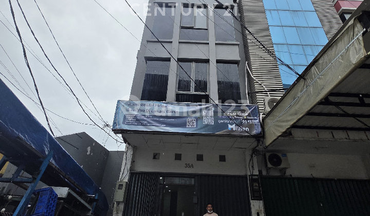 Ruko for Rent on Fatmawati Raya, Strategic Location Facing the Main Road Ruko for Rent on Fatmawati Raya, Strategic Location Facing the Main Road