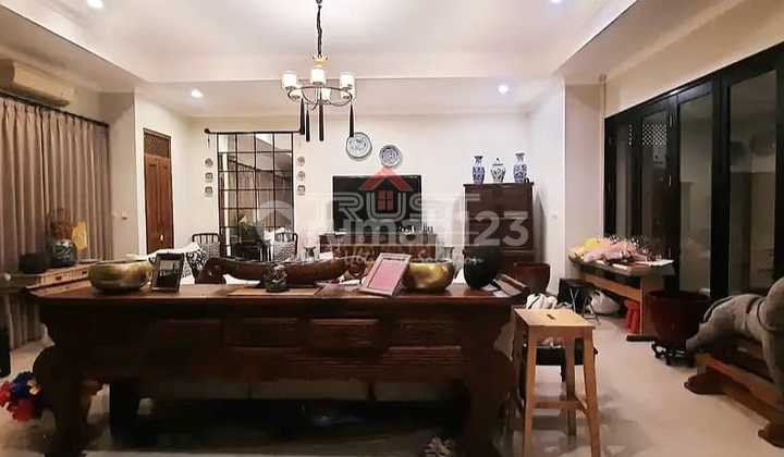 Rumah Mewah dengan Kolam Renang Kawasan Jakarta Selatan 2