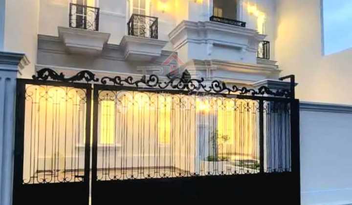 Rumah Mewah Dalam Komplek Perumahan Kawasan Joglo, Jakarta Barat Rumah Mewah Dalam Komplek Perumahan Kawasan Joglo, Jakarta Barat