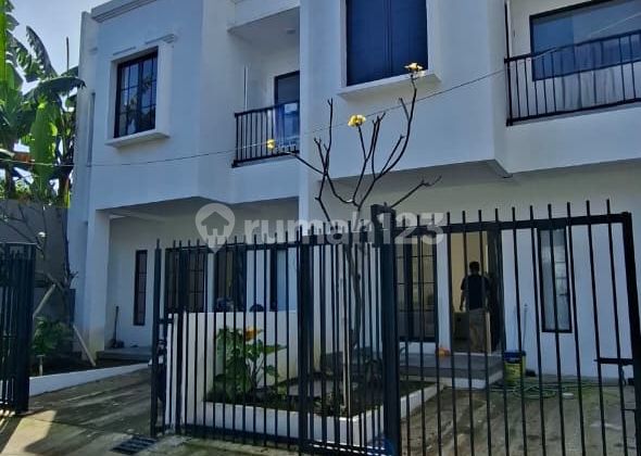 Rumah Gandeng Minimalis BrandNew dalam Komplek Bintaro Sektor 3A Rumah Gandeng Minimalis BrandNew dalam Komplek Bintaro Sektor 3A