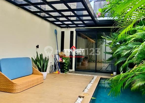 Rumah dengan Kolam Renang Minimalis 2 Lantai di Pesanggrahan