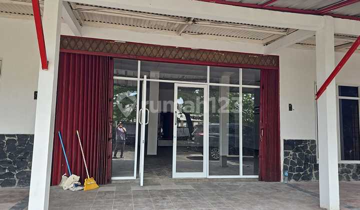For Rent: Spacious and Ready-to-Occupy Shop House by the Roadside in Ciputat Area