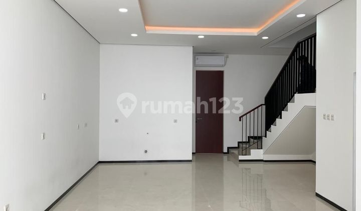 Rumah Pluit 5,5 X 20, 3 Lantai, Jalan Lebar