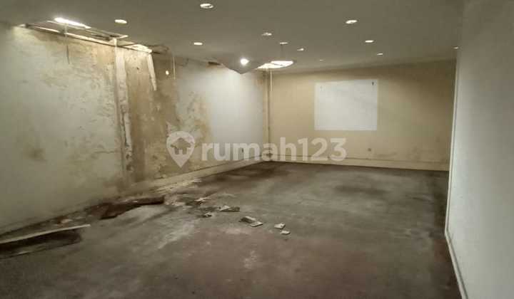 Gedung sebelah OCBC ( seberang gedung merdeka museum KAA) 