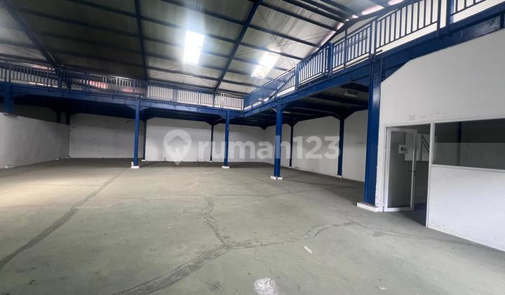 Gedung Strategis di Holis