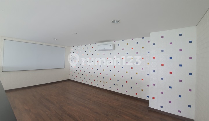 Soho Brooklyn kan, mixed use ,bisa hunian skaligus kantor   kondisi bagus ready to use, ada  mezanin ,ceiling plafon tinggi