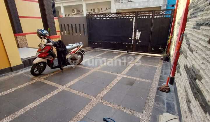 Disewakan rumah bagus di Johar Baru  jalan depan rumah 2 mobil 2