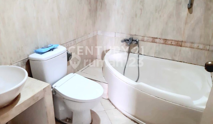 APARTMENT HOEK SCBD VIEW AND MULIA HOTEL IN PERMATA SENAYAN