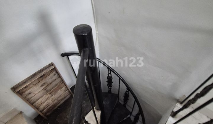 Rumah kost hook 2 lantai ini berlokasi di Cempaka Putih, Jakarta Pusat.  2