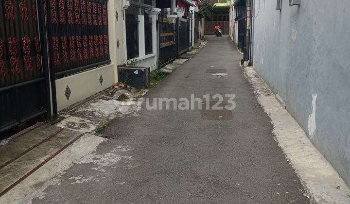 Ready-to-occupy furnished house for rent in Tebet with a strategic location. 2