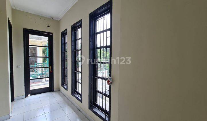 Rumah Bagus 2 Lantai Rapi Cozy Dekat Taman 2