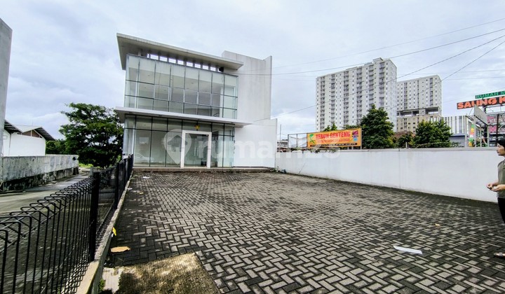 For Rent 3-Storey Building by Iskandar Soleh Road Near Saung Kuring
