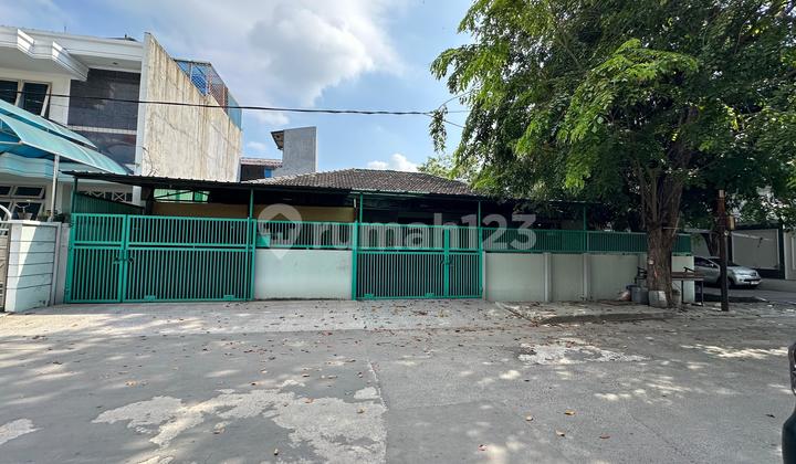 Rumah Hoek 1 Lantai Jalanan 4 Mobil