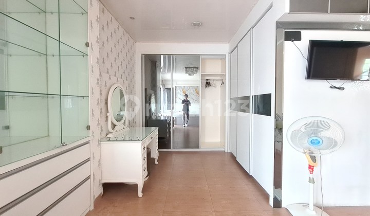 15x18 Corner House 3 Floors Fully Furnished Luxury Interior in Green Lake City