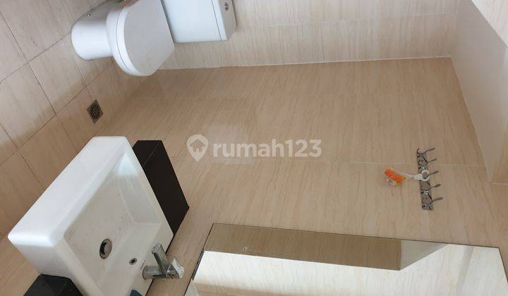 Rumah hoek LT 9x15 di Green Lake City dengan AC 1, siap huni 2