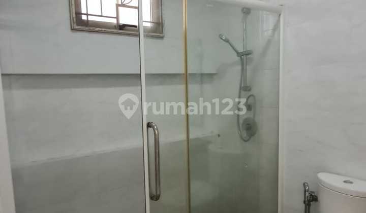 Rumah Hook 9X15 Disewa di Green Lake City Semi Furnish ac 1, Gordyn, Meja Kursi