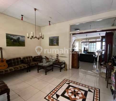 ruang tamu rumah dua lantai di jl.