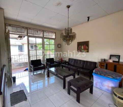 ruang keluarga rumah dua lantai di jl.