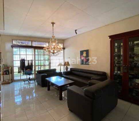 ruang keluarga rumah dua lantai di jl.