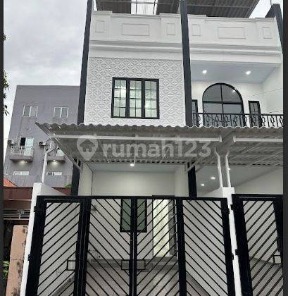 Rumah Baru Tiga Lantai di Tanjung Duren Jakarta Barat 1