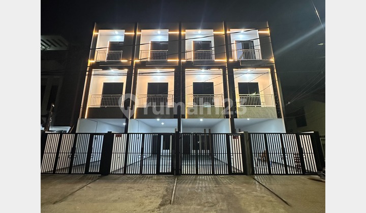 Rumah Baru 3 Lantai, SHM, - Tanjung Duren, Akses Cepat Pusat Kota