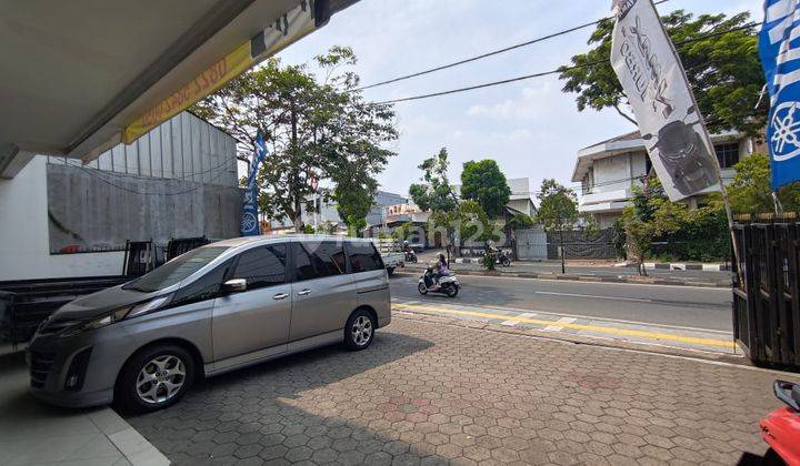 Bangunan Dua Lantai Showroom Motor di Jl. Meruya Ilir Raya 1