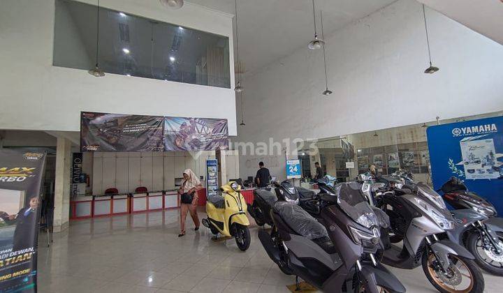 Bangunan Dua Lantai Showroom Motor di Jl. Meruya Ilir Raya 2