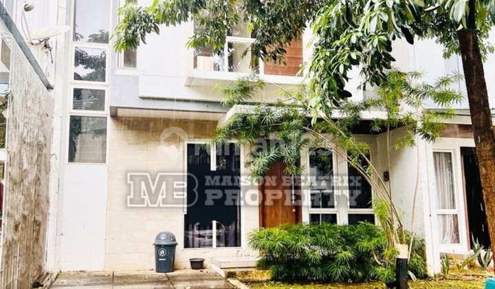 Nice 2-Story House in The Green Bsd