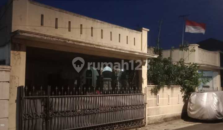 House in Gudang Peluru Tebet Complex