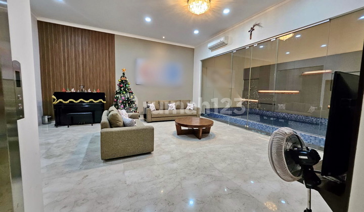 Rumah dengan kolam renang Pondok Hijau Golf Gading Serpong Tangerang PHG12011  2