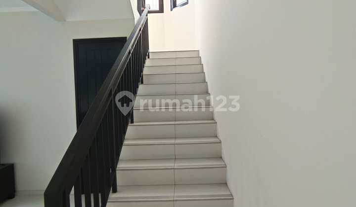 Luxury House for Rent in Old Bandung Style, New Parahyangan City 2