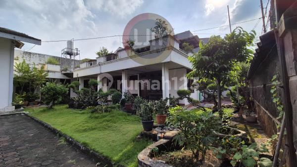 Old House with Land Calculation in Kelapa Puyuh, Kelapa Gading, North Jakarta, Large Land with Hook Position Old House with Land Calculation in Kelapa Puyuh, Kelapa Gading, North Jakarta, Large Land with Hook Position
