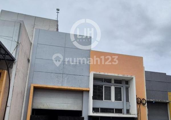 Warehouse With Spacious Parking in Bizpark, Penggilingan, East Jakarta Warehouse With Spacious Parking in Bizpark, Penggilingan, East Jakarta