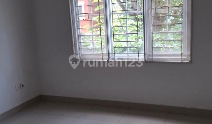 3-Story House Near Offices, Commercial Area and University 2