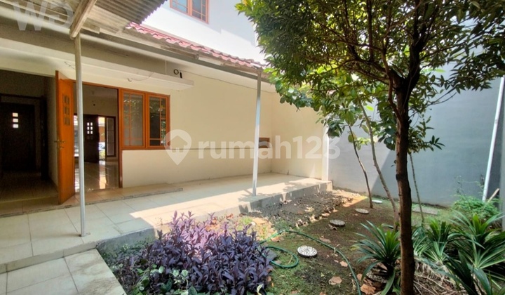 Disewakan Rumah 2 Lantai di Grand Wisata Cluster Water Garden - Luas, Aman, dan Strategis