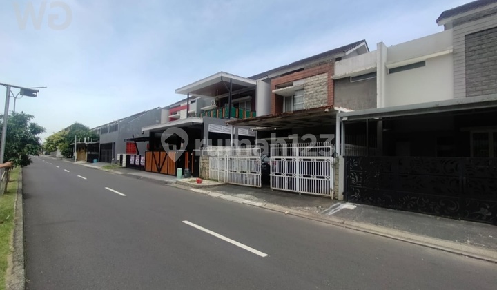 House for Sale in Grand Wisata - Lemonade Garden, 2 Floors, Strategic Location on Boulevard