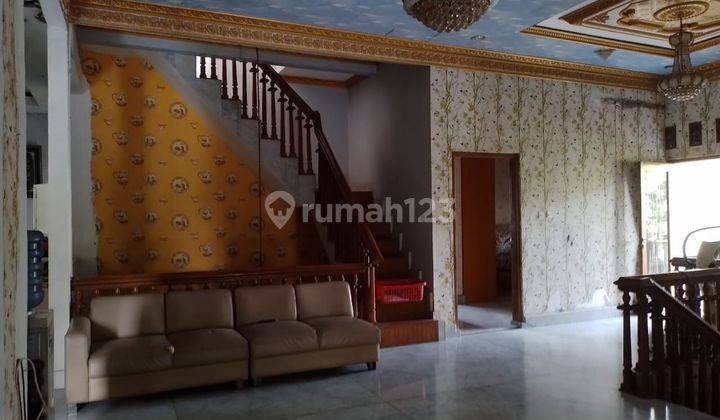 Rumah Mewah Gaya Klasik Hook di Grand Wisata, Bekasi 2