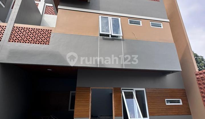Rumah 3 Lantai SHM Baru cluster harga nego Rumah 3 Lantai SHM Baru cluster harga nego
