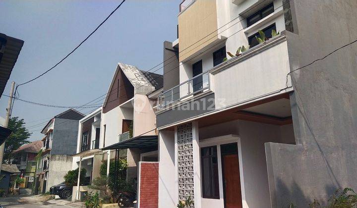 Rumah 3 Lantai SHM Baru lokasi strategis pinggir jalan utama harga nego plus roftop dan kolam renang  1