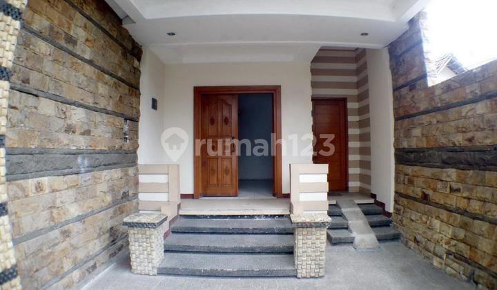 Cipaganti, Cihampelas, Rumah 3 Lantai, Cocok Untuk Kantor