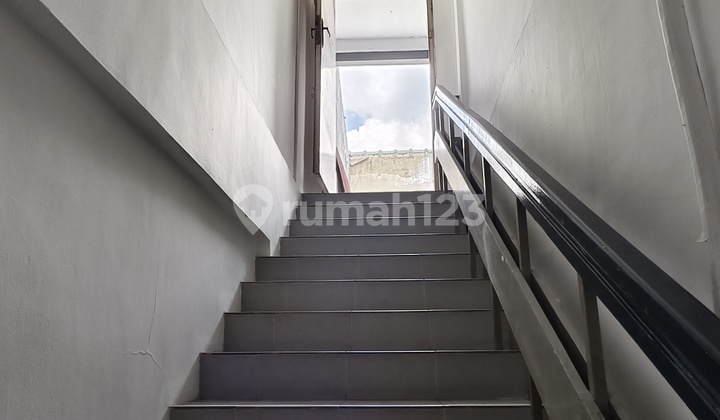 Selling Ready-to-Use Shophouse, Great for Investment in Prime Location, Kebayoran Baru 2